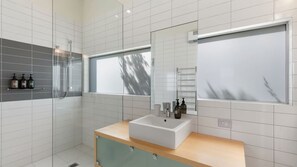 Douche, sèche-cheveux