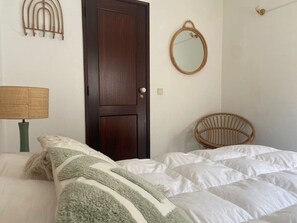 2 bedrooms, desk, iron/ironing board, WiFi