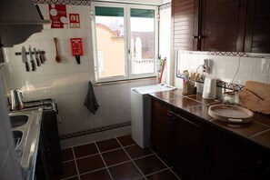 Køleskab, ovn, brødrister, køkkentøj/tallerkener/redskaber