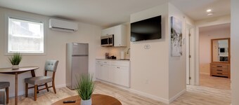 3 Mi to Main St & Beach: Coastal Cape Cod Escape!