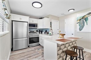 Geladeira, micro-ondas, fogão, cooktop