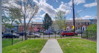 4 Mi to Smithsonian Museums: Modern DC Condo!