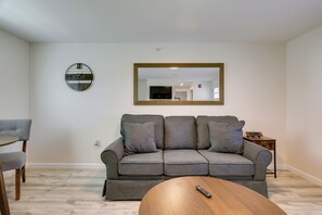 TV - 3 Mi to Beaches: Peaceful Wareham Getaway (Wareham)