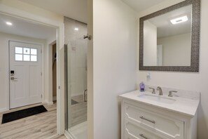 Hair dryer, towels - 3 Mi to Onset Beach: Sleek Apartment in Wareham (Wareham)