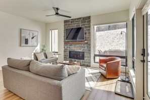 TV, fireplace, books - Walk to Ski Lift: Granby Ranch Family Retreat! (Granby)