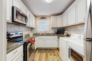 Fridge, microwave, oven, stovetop - Centrally located townhome with community pool, private patio & balcony (Myrtle Beach)
