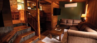 Charming Cabin Retreat – Walk to Whipple Creek, Private nearly acre.