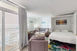 Tabla de planchar con plancha, internet y ropa de cama