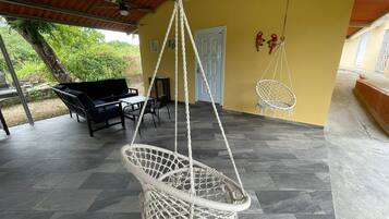 Vila, 4 kamar tidur, Bebas Asap Rokok, di pinggir kolam renang | Dapur bersama | Lemari es besar, oven, kompor, dan mesin pencuci piring