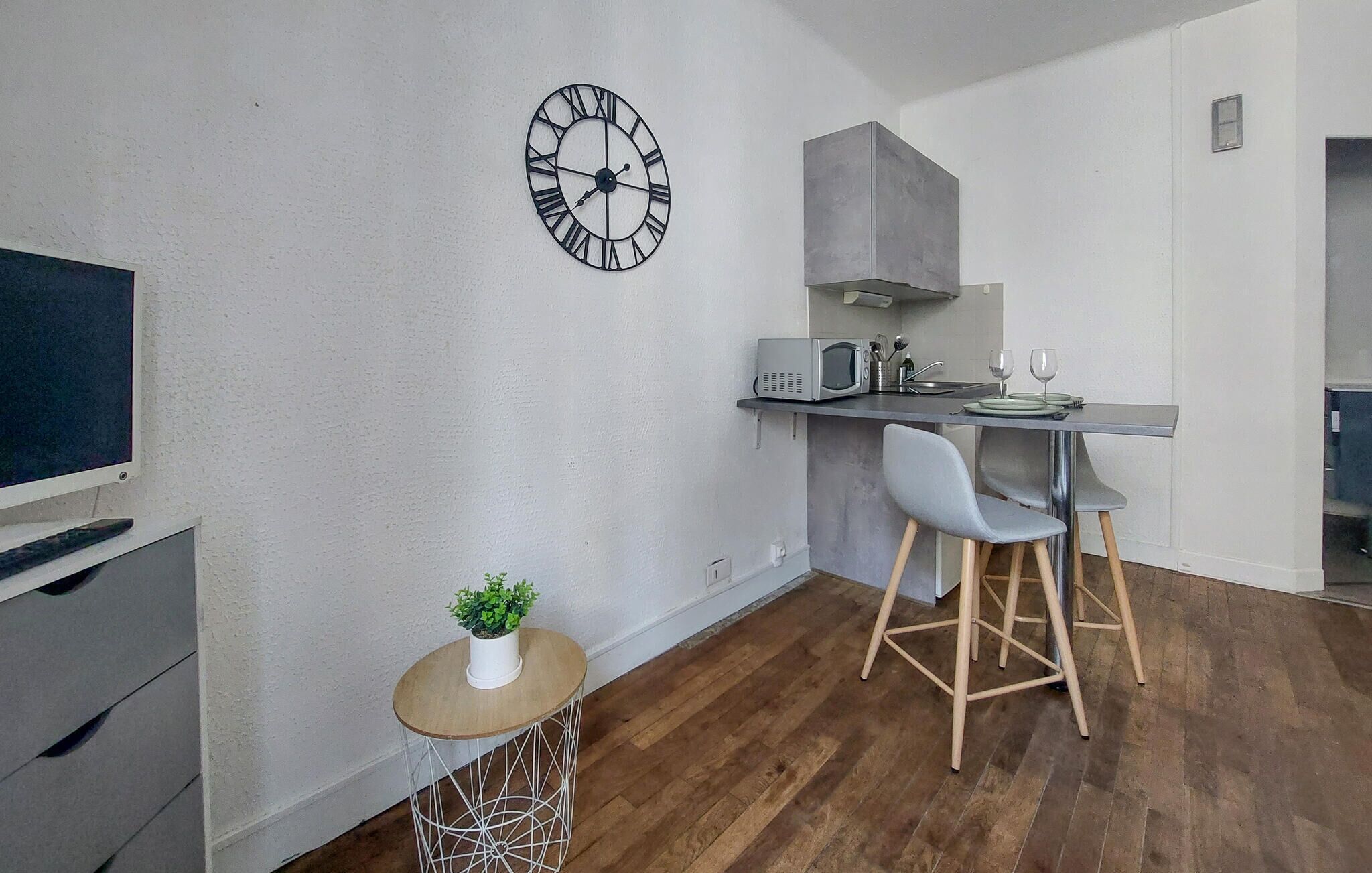 Kühlschrank, Mikrowelle, Wasserkocher mit Kaffee-/Teezubehör
