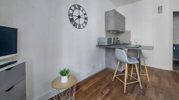 Kühlschrank, Mikrowelle, Wasserkocher mit Kaffee-/Teezubehör