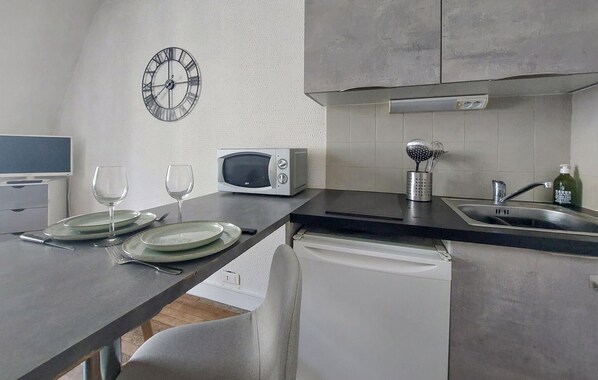 Jääkaappi, kahvin-/teenkeitin