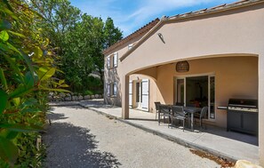 Outdoor dining - Amazing home in Orsan (Orsan)