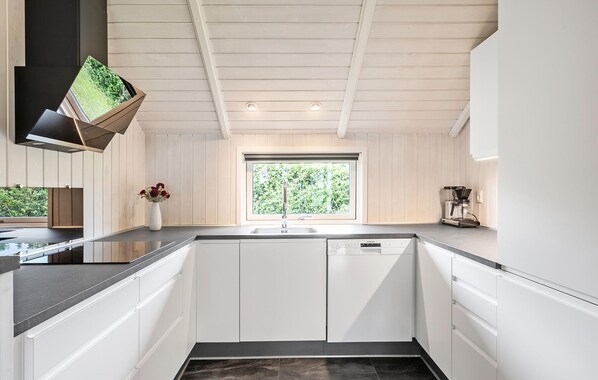 ثلاجة، موقد طهي مسطح، غسالة أطباق، ماكينة لصنع القهوة/الشاي