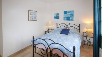 3 bedrooms, iron/ironing board, travel cot, free WiFi