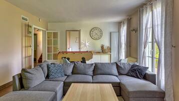 Televisie, een open haard en een tafeltennistafel