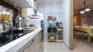 Fridge, dishwasher, coffee/tea maker