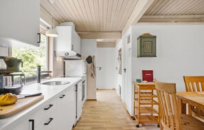 Réfrigérateur, plaque de cuisson, lave-vaisselle, cafetière/bouilloire