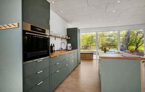 Een koelkast, een kookplaat, een vaatwasser