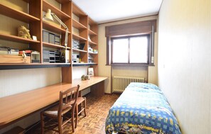 3 chambres, fer et planche à repasser, lit de bébé portatif