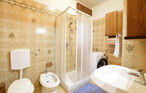 Shower, hair dryer - 3 bedroom amazing apartment in Lamon (Lamon)