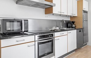 Fridge, microwave, stovetop, dishwasher