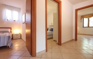 3 chambres, fer et planche à repasser, lit de bébé portatif