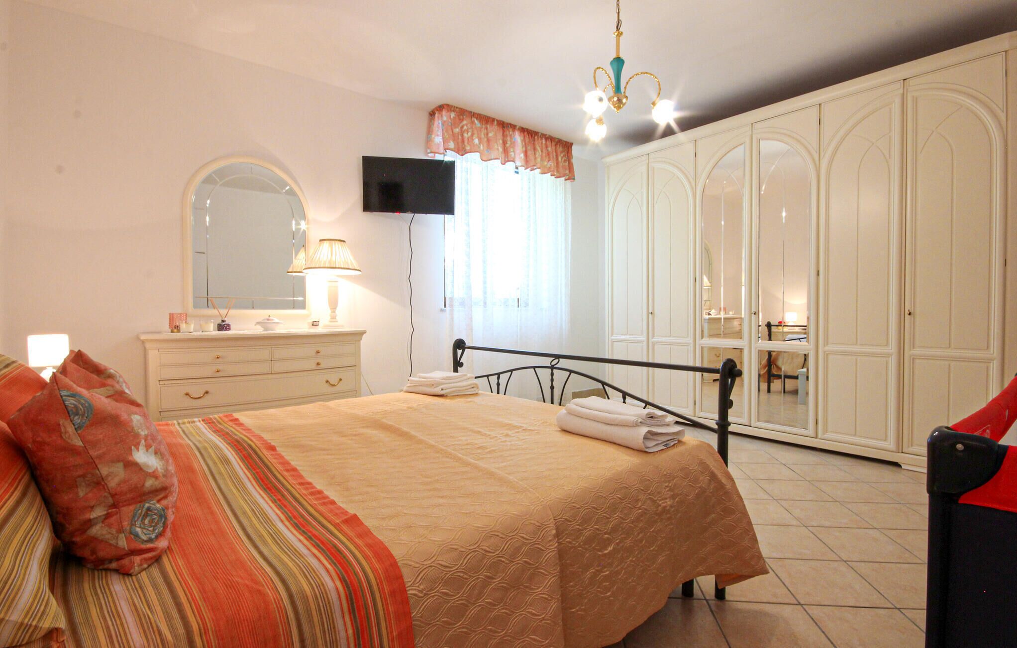 3 habitaciones, tabla de planchar con plancha y cuna de viaje 