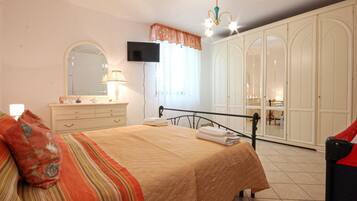 3 bedrooms, iron/ironing board, travel crib, free WiFi