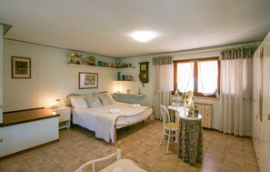 3 slaapkamers, een strijkplank/strijkijzer, reisbedje, gratis wifi