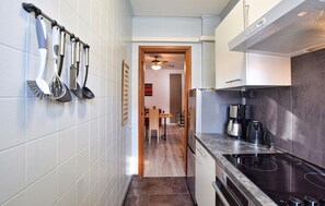 Kylskåp, diskmaskin och kaffe- och tebryggare