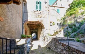 A narrow stone pathway leading to an arched stone bridge in a historic town. - Gorgeous apartment in Roccastrada with house a panoramic view (Roccastrada)