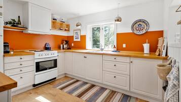 Refrigerador, parrilla de estufa y cafetera y tetera