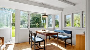 A sunlit room with a table, chairs, and a bench. - Nice home in Esbjerg V with WiFi (Esbjerg V)