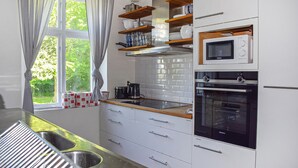 Coffee/tea maker, fridge, microwave, oven