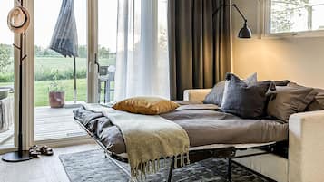 1 habitación, tabla de planchar con plancha y cuna de viaje