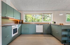 Réfrigérateur, plaque de cuisson, lave-vaisselle, cafetière/bouilloire