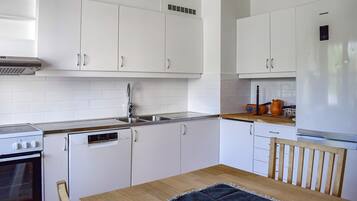 KylskÄp, spishÀll, diskmaskin och kaffe- och tebryggare