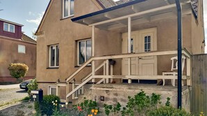 A two-story house with a front porch, a staircase, and a mailbox. - Cozy home in Hammenhög with WiFi (Hammenhög)