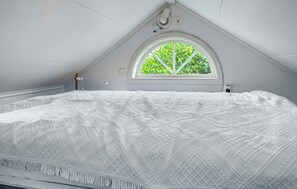 Travel crib, free WiFi