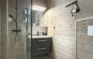 Shower - 4 bedroom nice home in åmli (Åmli)