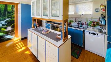 KĂŒhlschrank, Ofen, Herdplatte, GeschirrspĂŒler