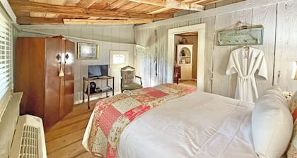 Historic 1-bedroom Rustic Cottage, Walking Distance to Downtown Montgomery Texas
