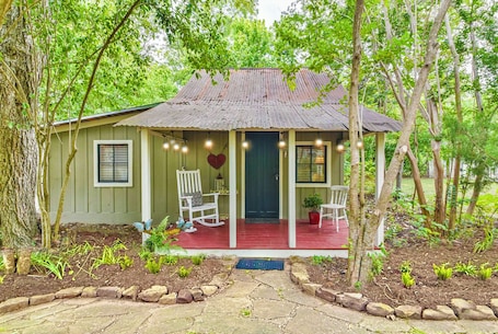 Terrace/patio. Historic 1-bedroom Rustic Cottage, Walking Distance to Downtown Montgomery Texas