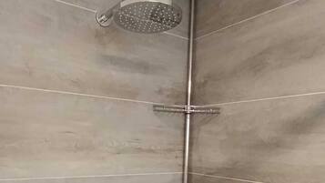 Dusche, Handtücher, Seife, Toilettenpapier