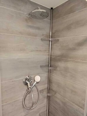 Regadera, toallas, jabón, papel de baño 