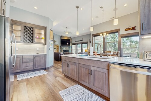 Beautiful condo with river views, deck, BBQ, WiFi, and nearby activities