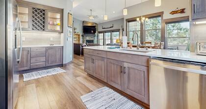 Beautiful condo with river views, deck, BBQ, WiFi, and nearby activities