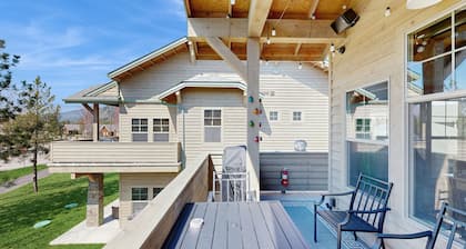 Beautiful condo with river views, deck, BBQ, WiFi, and nearby activities