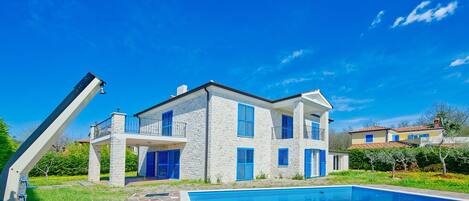 حمّام سباحة خارجي